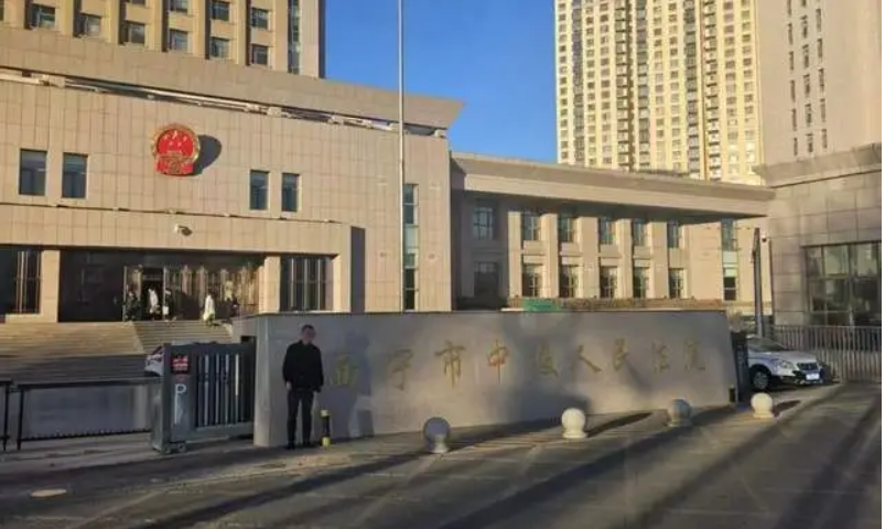 “母遭民警责骂 男子插话被拖进女厕群殴” 宣判